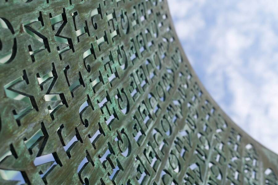 Misteri Svelati: Kryptos e i Codici Segreti Decifrati dall’FBI